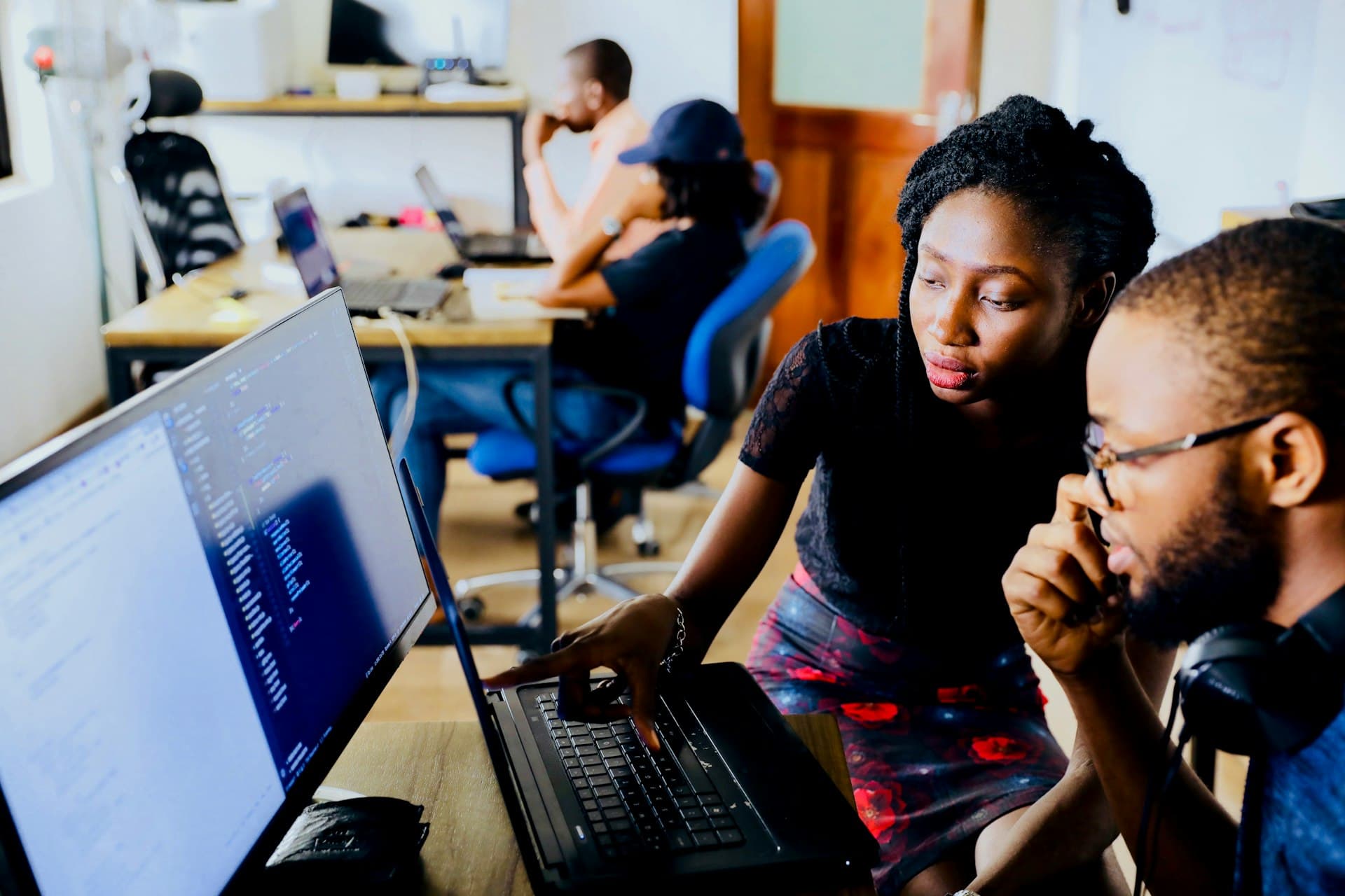 IT lab with students building software together